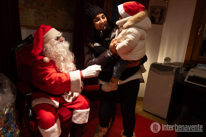 Papá Noel recibe a los pequeños benaventanos en su casa en La Mota. Fotografía: Interbenavente.es