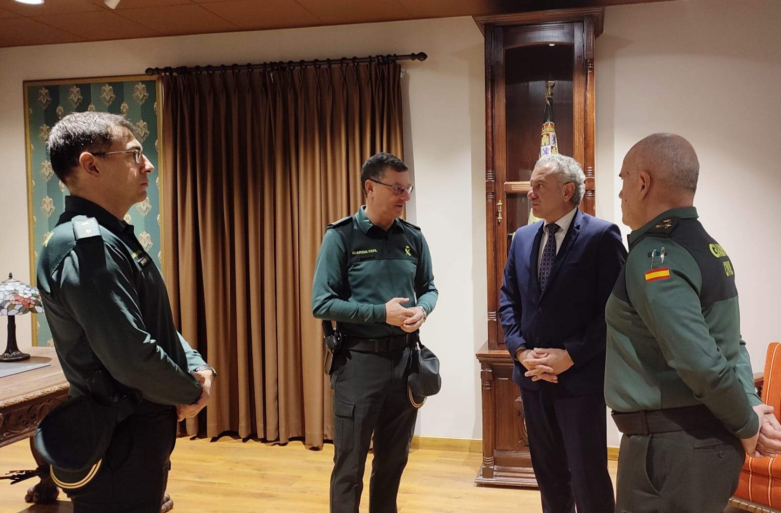 El delegado del Gobierno en Castilla y León, Nicanor Sen, felicita las fiestas a los agentes