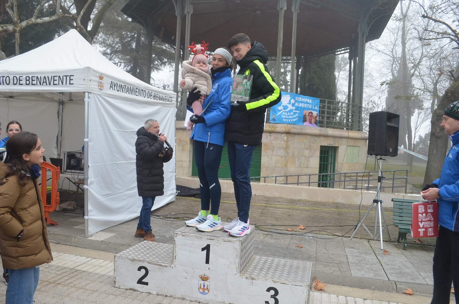 David Campo y Teresa Herráez se imponen en la Carrera Popular del Caracol Navideño