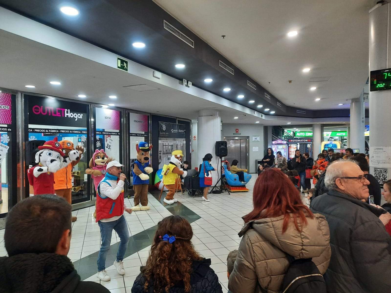 Patrulla canina en el Centro Comercial Valderaduey (1). Imagen cedida