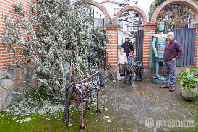 Carmelo Donado, ganador del primer premio de decoración de fachadas con su Nacimiento de latón. Fotografía: Interbenavente