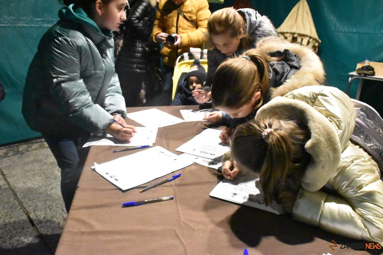 Los pajes reales reciben las cartas de los más pequeños_16
