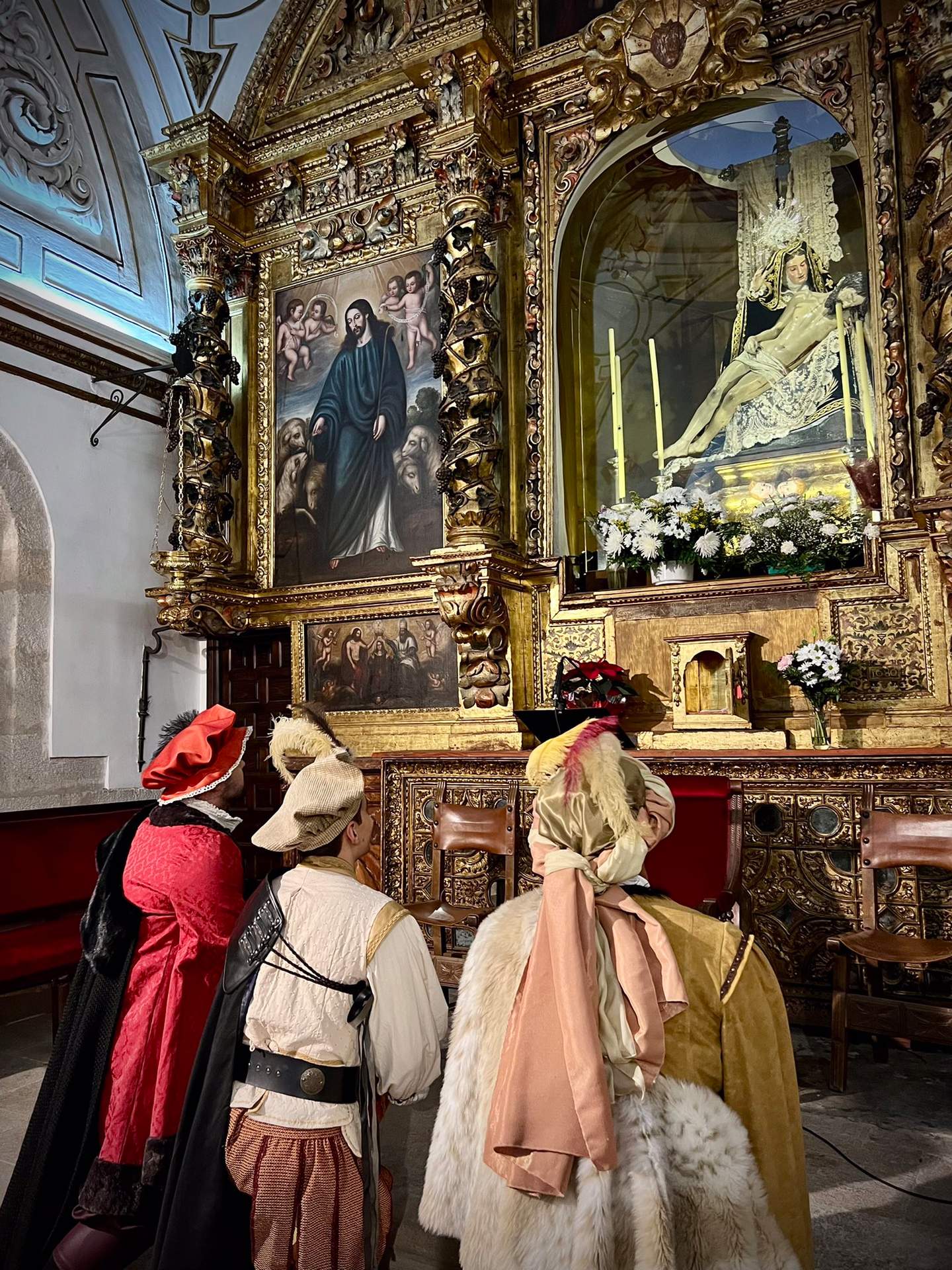 Los pajes reales visitan la imagen de Nuestra Madre