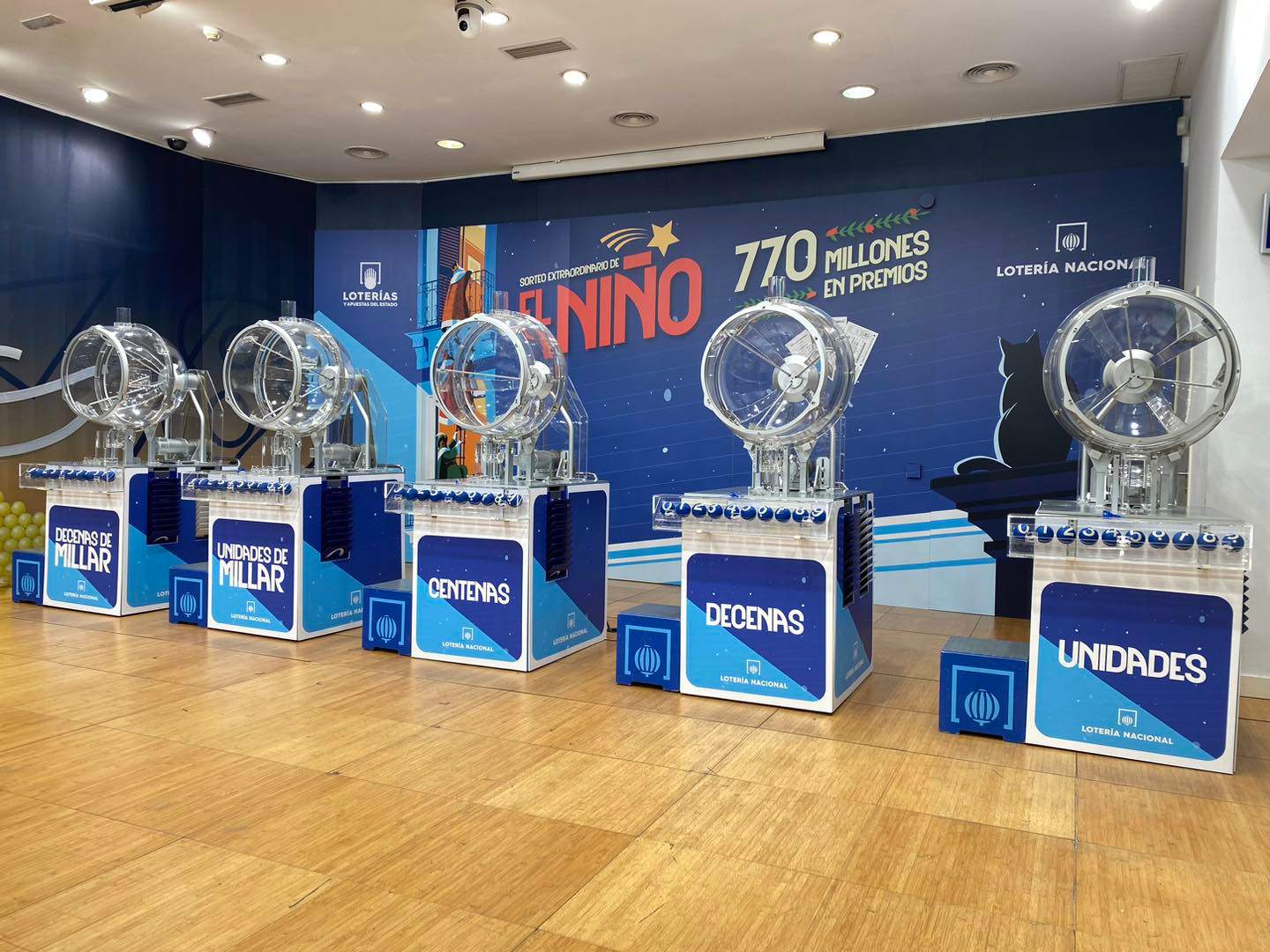 El sistema de bombos múltiples en el salón de actos de Loterías y Apuestas del Estado en Madrid