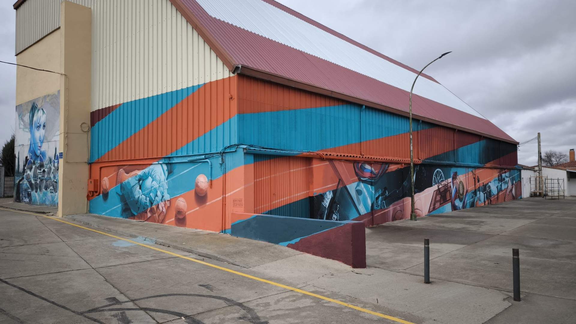 Mural pabellón deportivo de Moraleja del Vino, realizado por David 'Maker'. Fotografía: CEDIDA