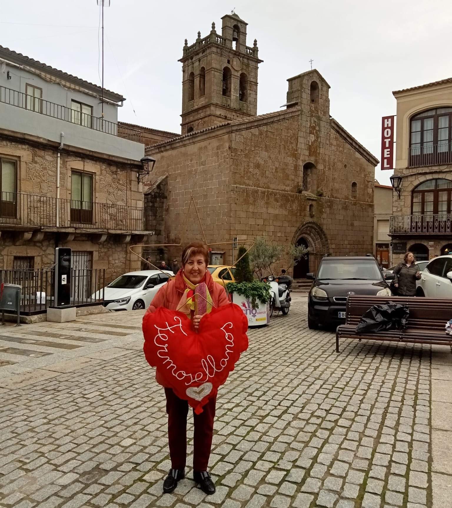 Sara Garrido Seco, de la asociación de mujeres de Fermoselle, con el corazón que corona el árbol de Navidad