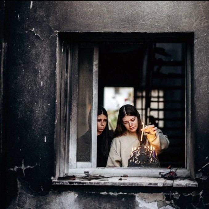 Noga Weiss de 18 años, que estuvo secuestrada en Gaza por más de 50 días, regresó a su casa en el Kibbutz Be’eri por primera vez desde la masacre del 7 de octubre. Fotografía: Embajada de Israel en España