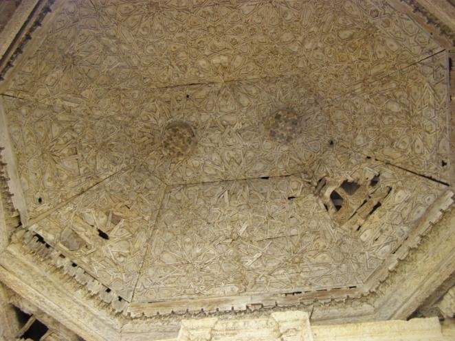 Artesonados y puerta de Bethlén de la iglesia de Santa María de Colaña en Palencia