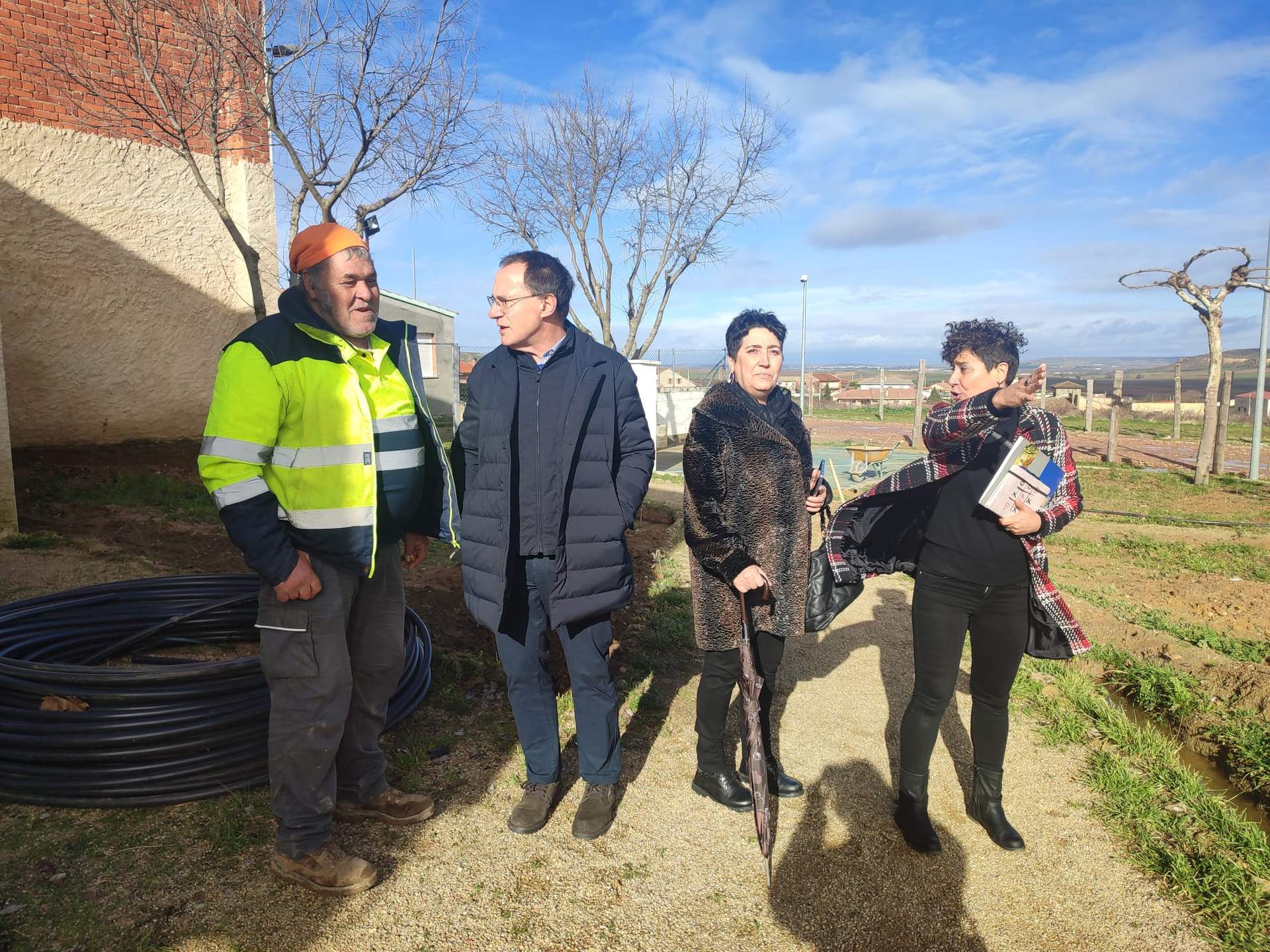 El subdelegado del Gobierno en Zamora durante su visita a las obras de Sanzoles y Fuentelapeña dentro del Programa de Fomento del Empleo Agrario
