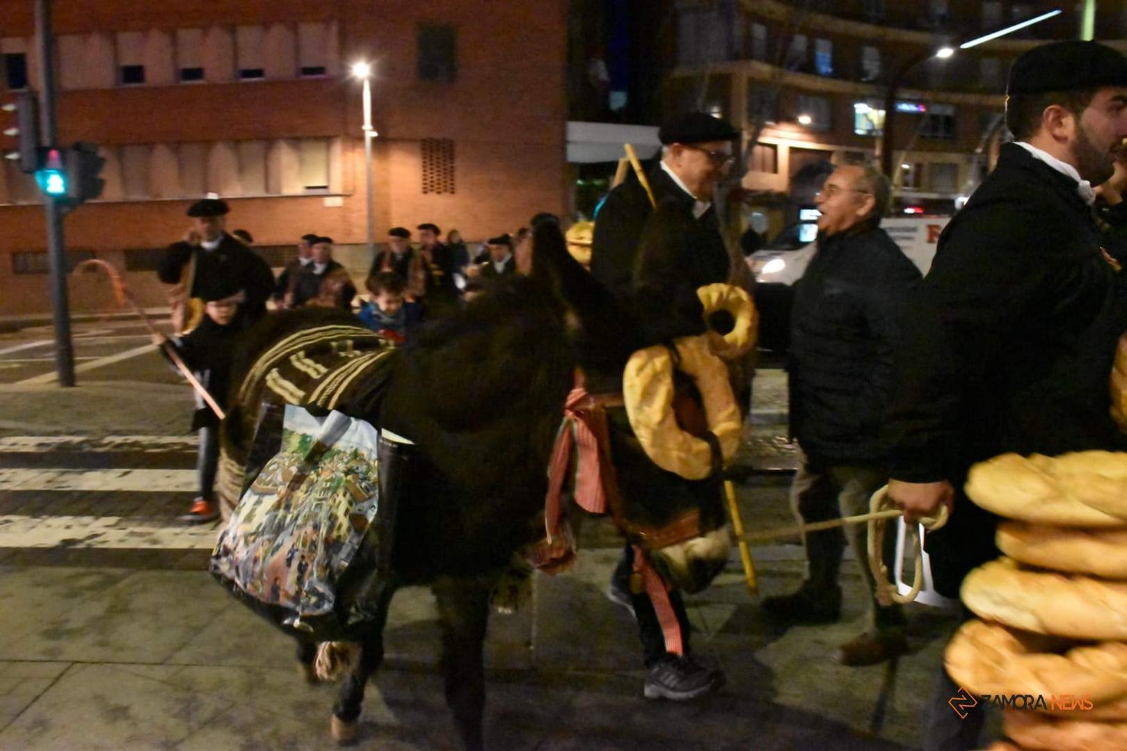 La Cofradía del cencerro anima las calles de Zamora por San Antón_28