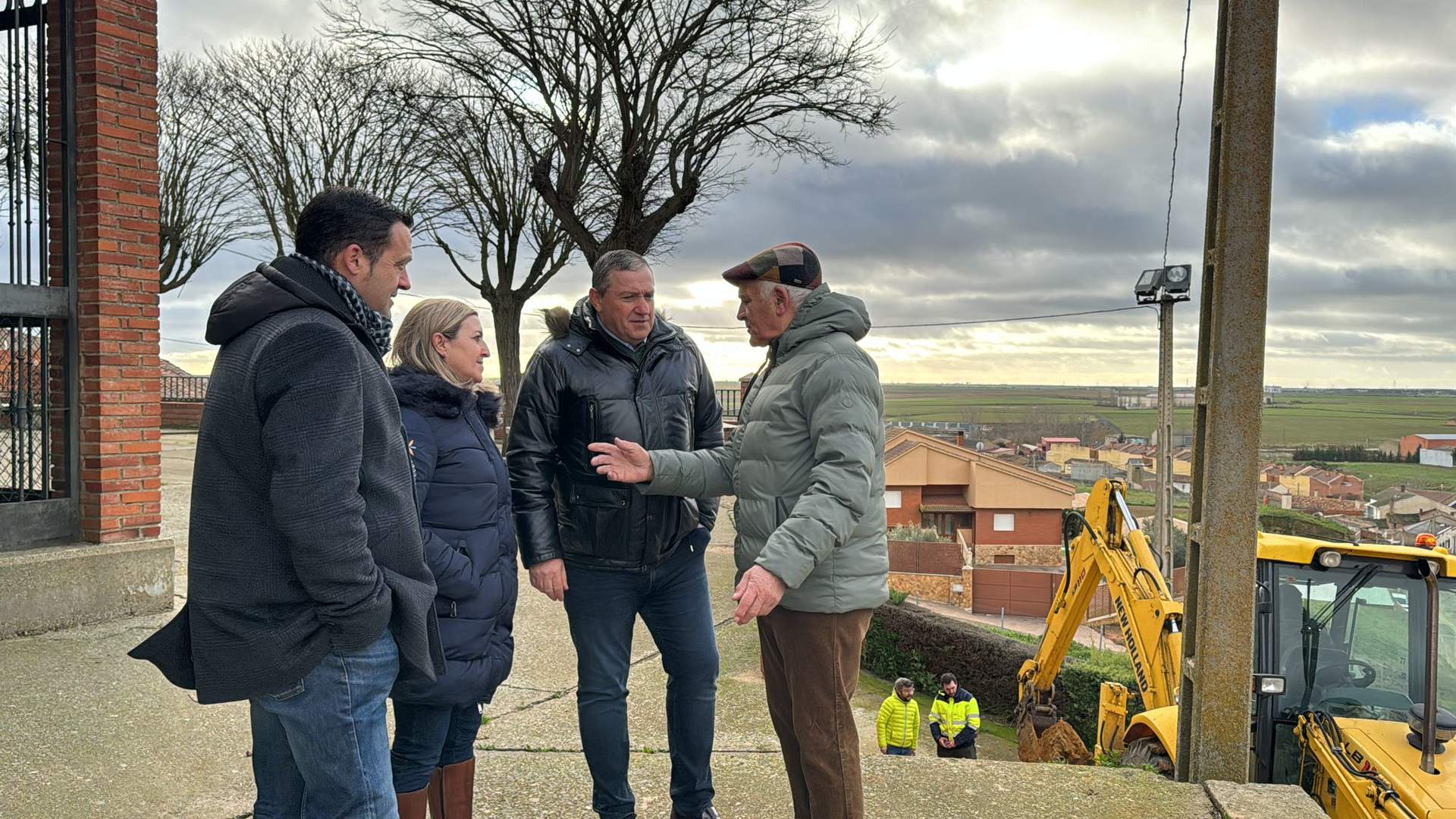 El presidente de la Diputación, Javier Faúndez, durante la visita a las obras de pavimentación en Castrogonzalo