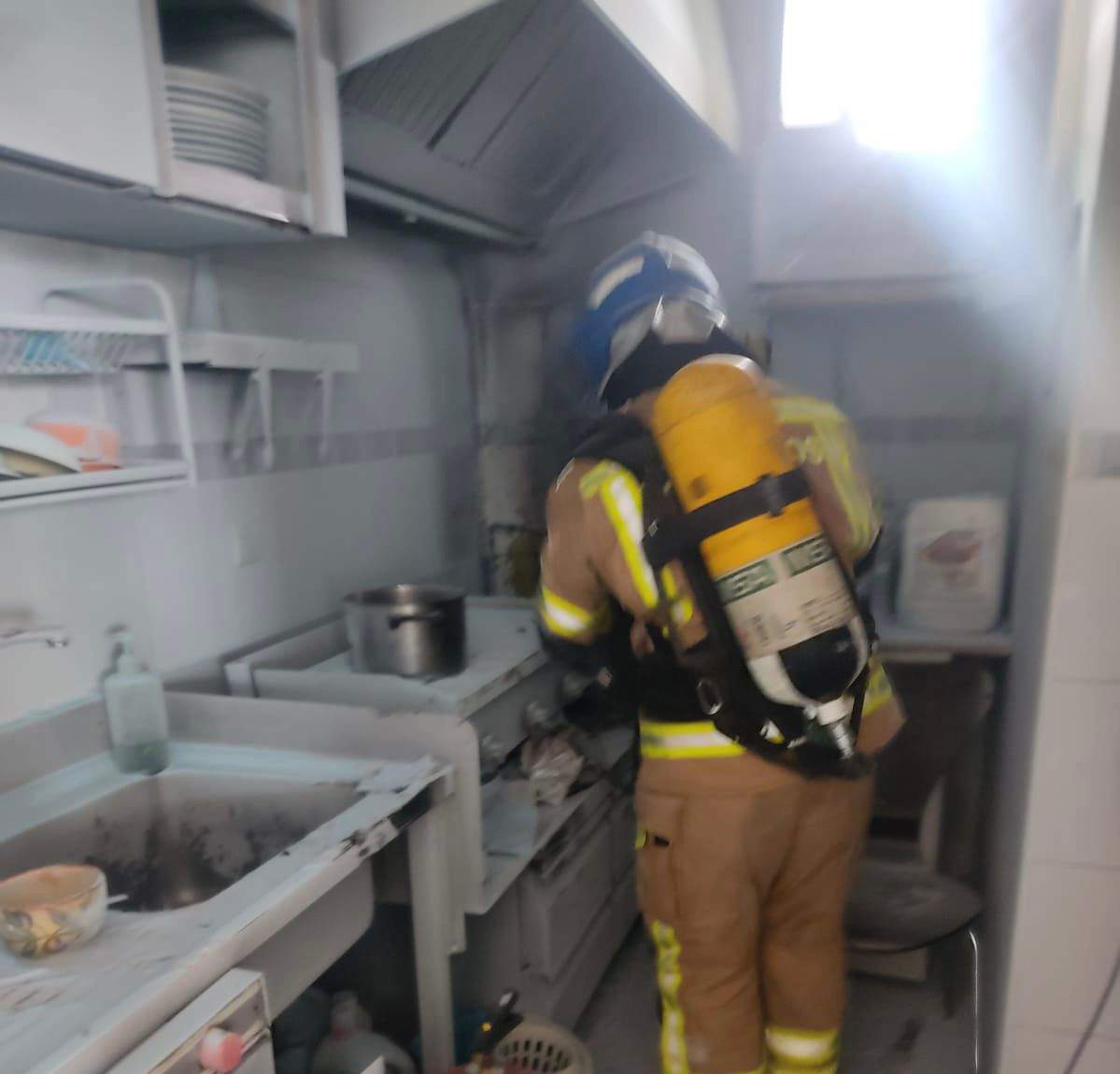 bomberos sofocando el incendio