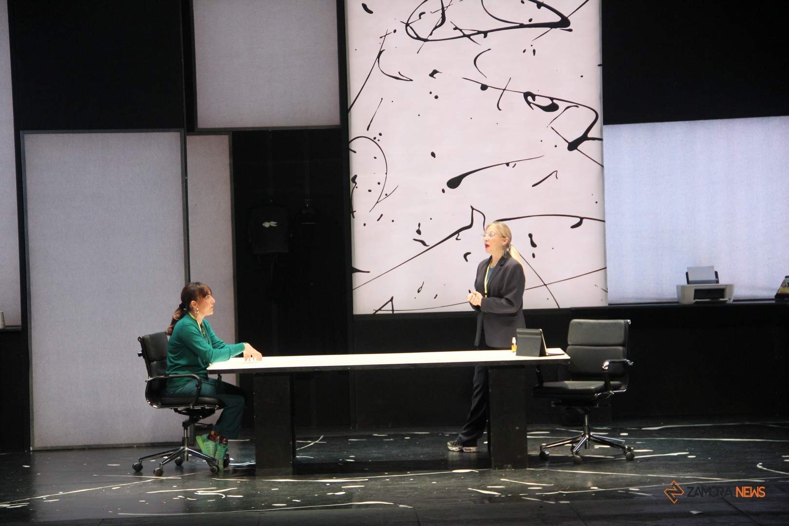 Candela Peña y Pilar Castro en la obra 'Contradicciones' en el Teatro Principal