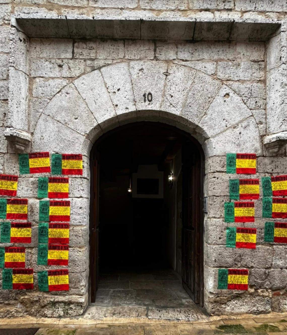 Las fachadas de las casas amanecen con los pasquines de los “Quintos 2024”