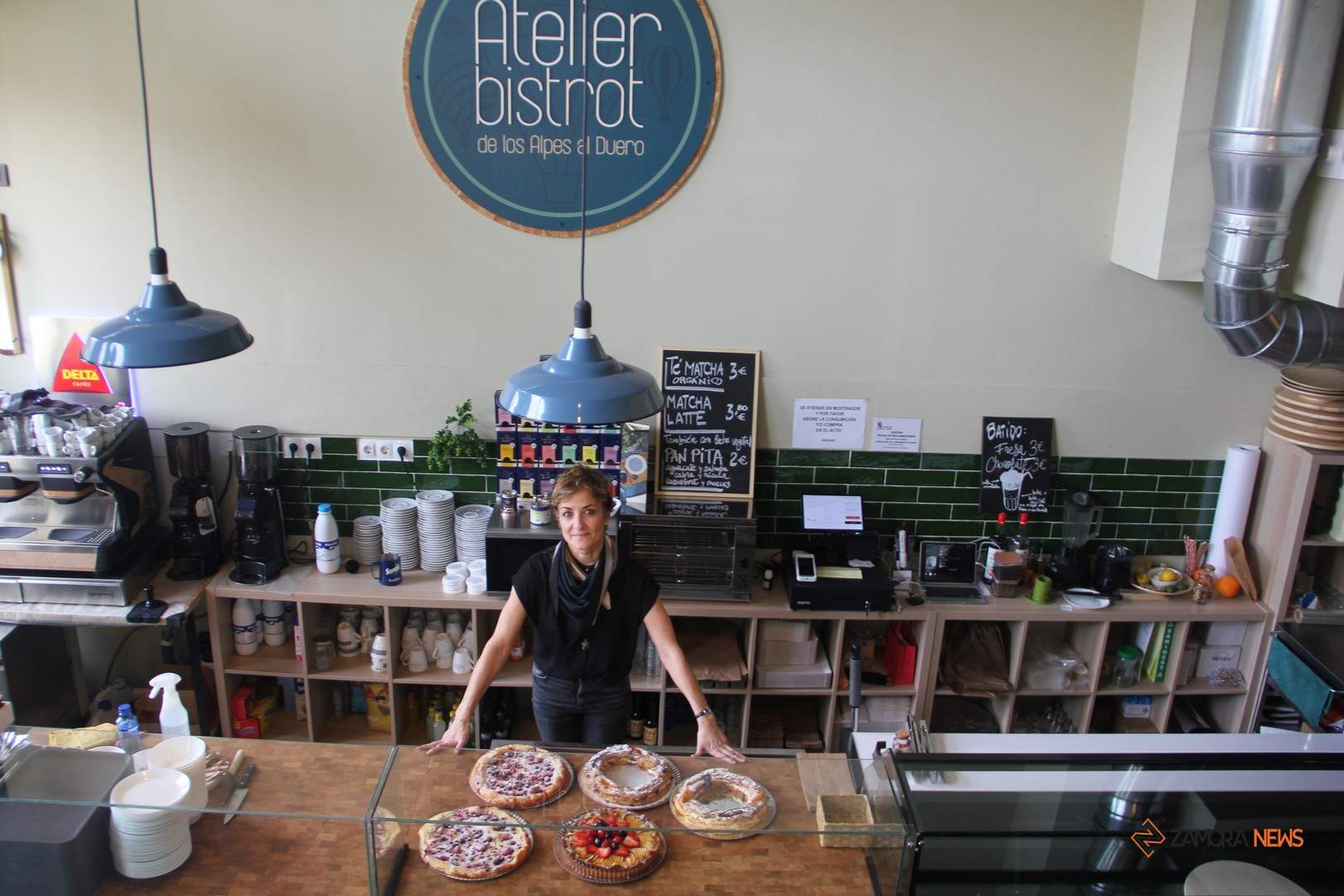 Valerie Anta al frente de su nuevo negocio de cafetería-repostería 'De los Alpes al Duero: Atelier Bistrot'