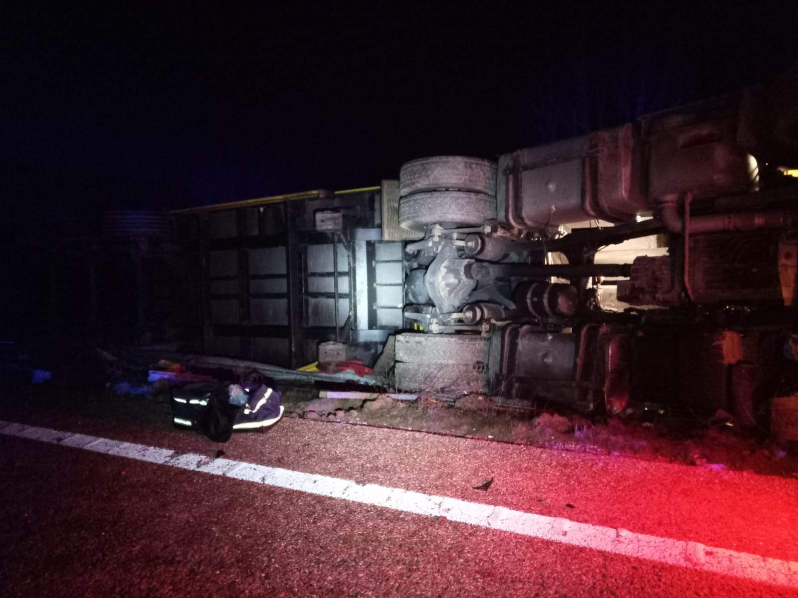 Accidente A-62 vuelco camión