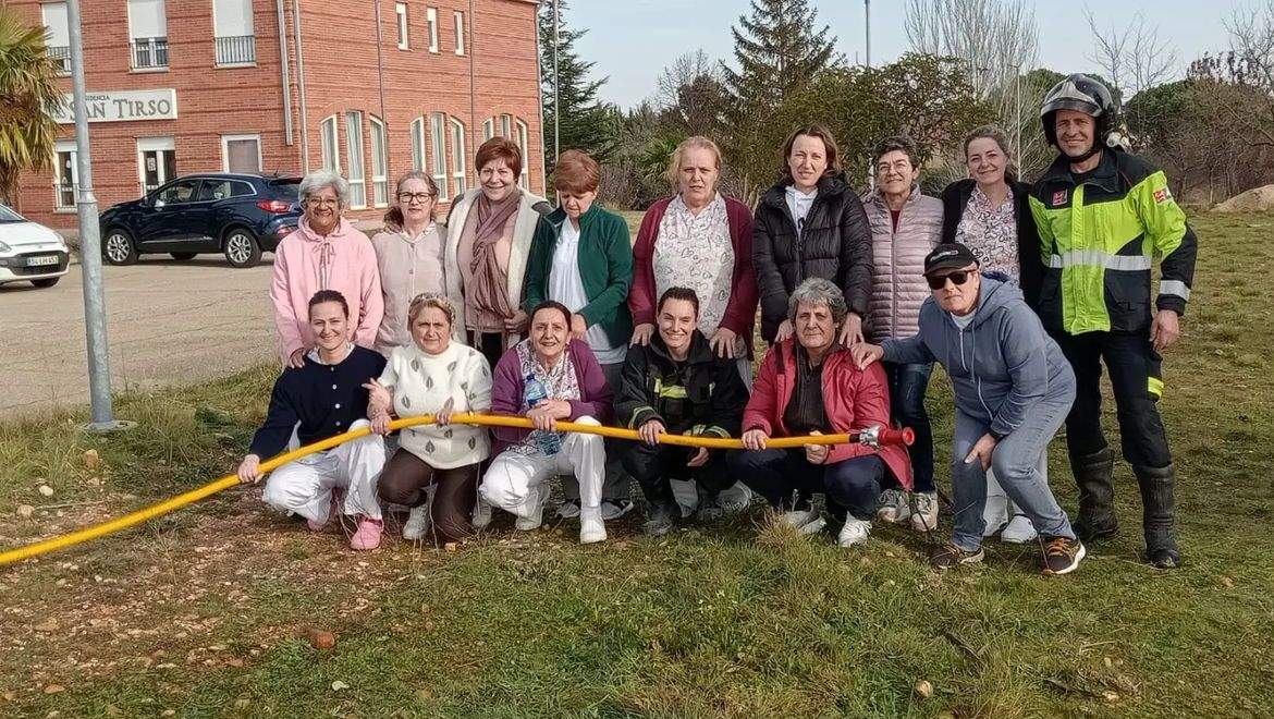 Los Bomberos del Consorcio Provincial de Zamora Imparten una clase de uso de extintores en la Residencia de San Tirso