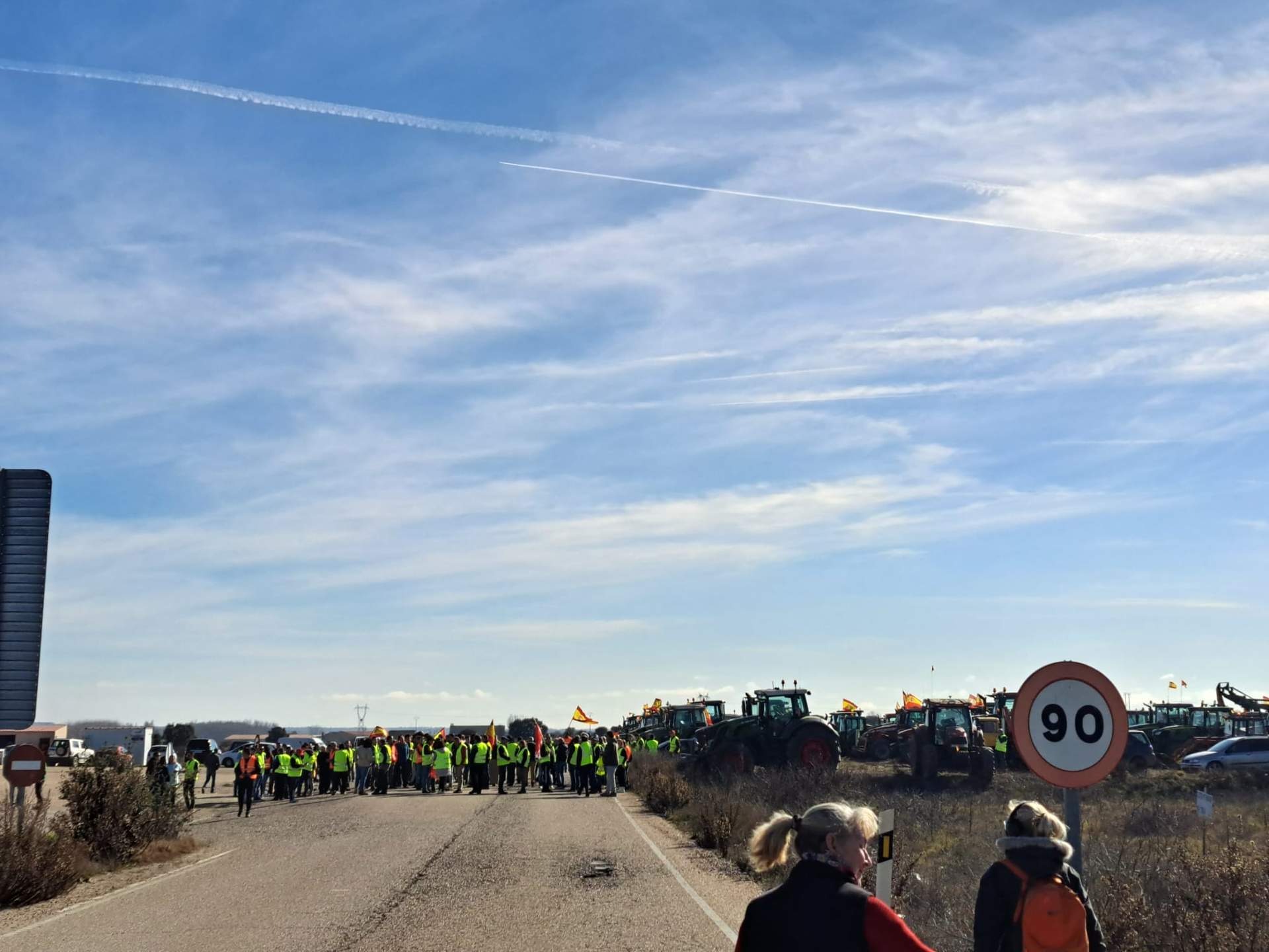 Agricultores cortan la A52 en Quiruelas de Vidriales en protesta por falta de apoyo y condiciones justas