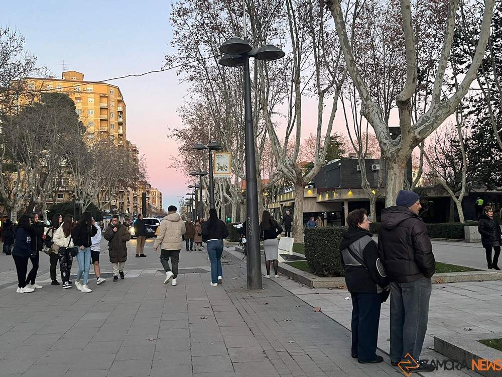 curiosos en plaza marina_tn