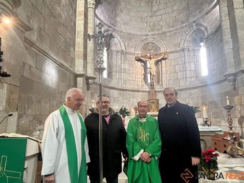 La Cofradía de la Santísima Resurrección restaura la cruz parroquial de la parroquia Santa María de la Horta
