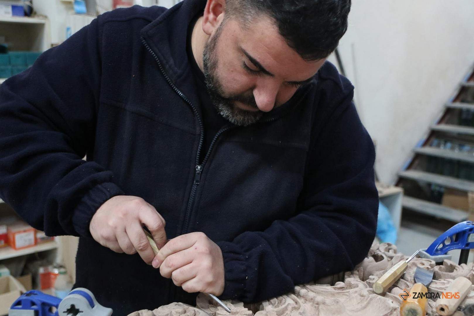 El tallista zamorano José Ángel Domínguez Ramos trabajando sobre la nueva mesa de la Virgen Dolorosa. Fotografía: Marcos Vicente