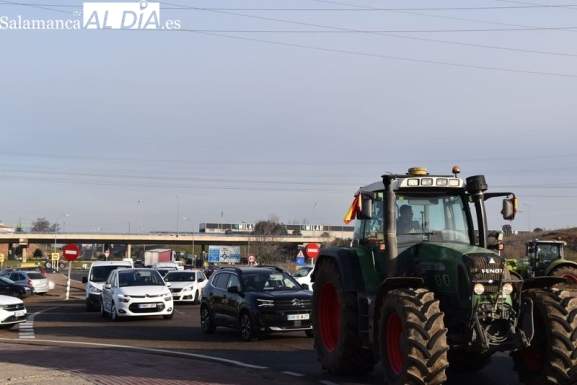 Corte de tráfico de tractores en la zona del Helmántico en Salamanca. Fotografía: SalamancaAlDía