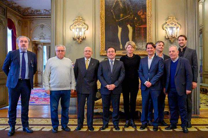 Foto de familia de la reunión del ministro José Manuel Albares con los importadores de productos alimentarios y hortofrutícolas españoles.