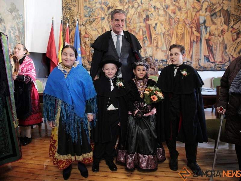 Novios y padrinos con el Alcalde