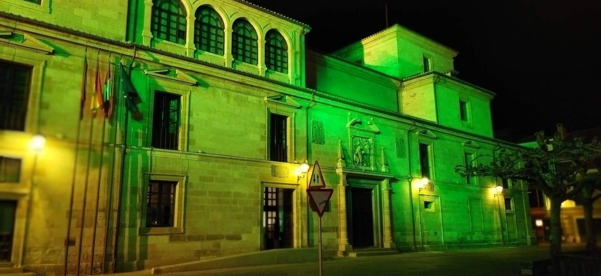 Un homenaje a los guardias civiles fallecidos en Barbate con iluminación en verde del Palacio de la Encarnación