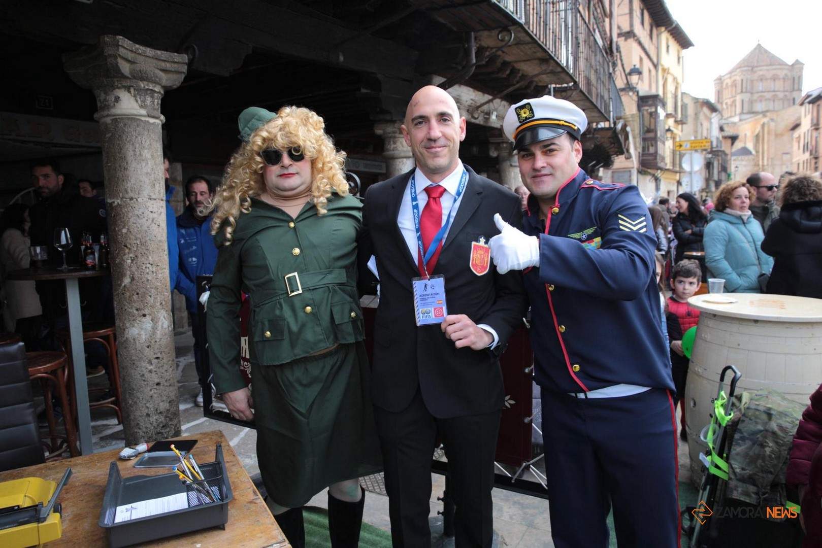 Rubiales junto a miembros del Campamento de Monte la Reina