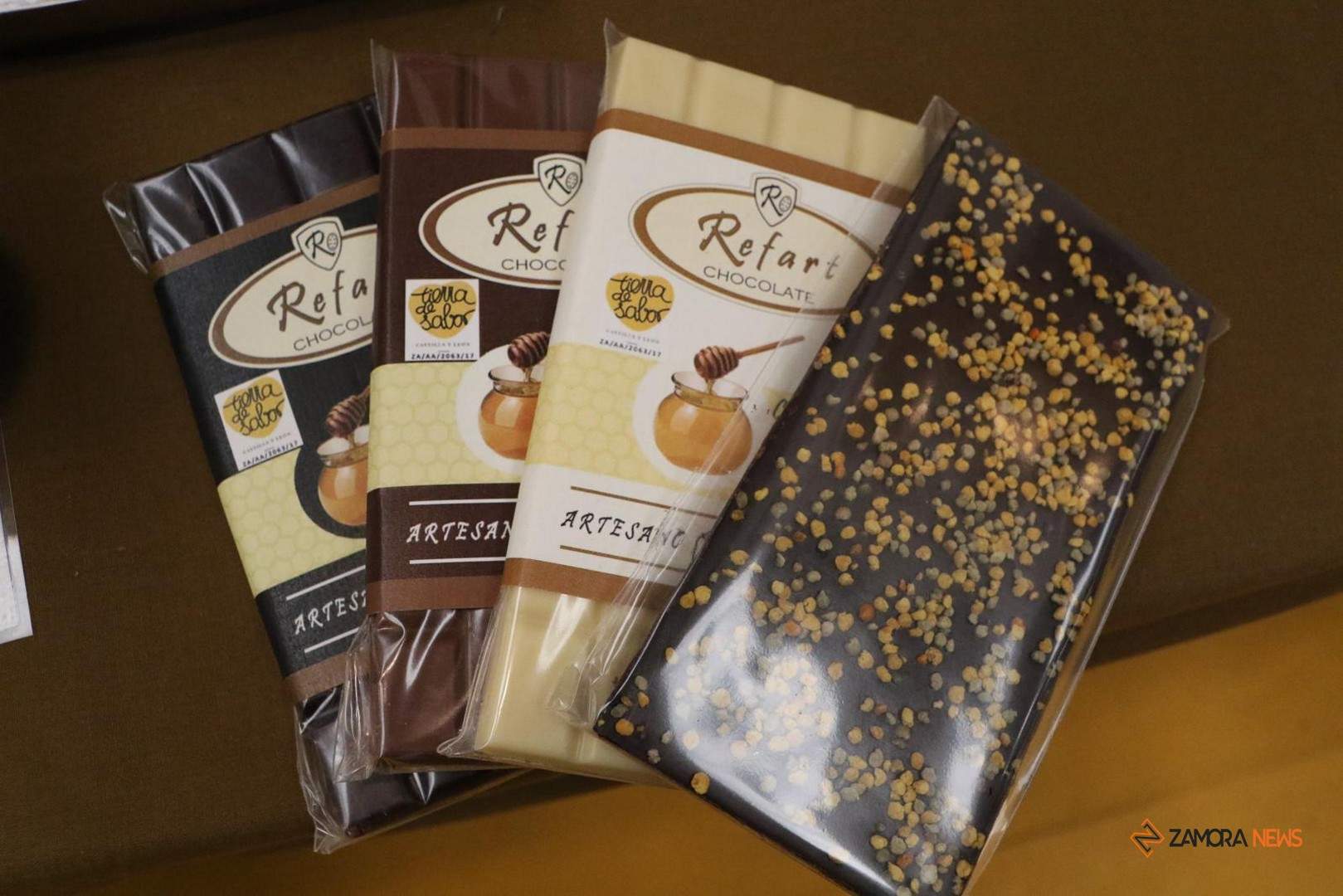 Productos de chocolate con miel en el stand de Chocolates Refart en Meliza