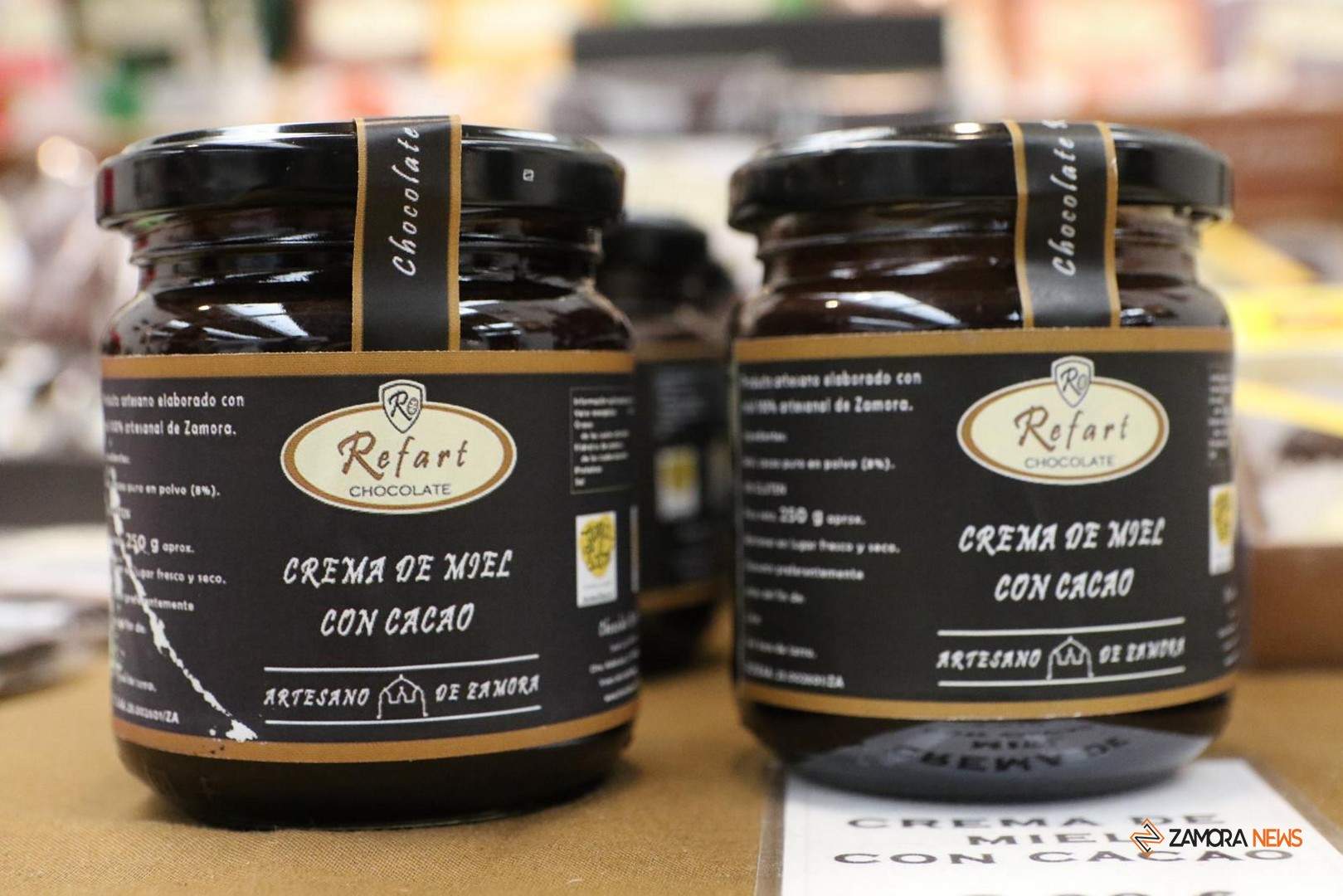 Productos de chocolate con miel en el stand de Chocolates Refart en Meliza_2