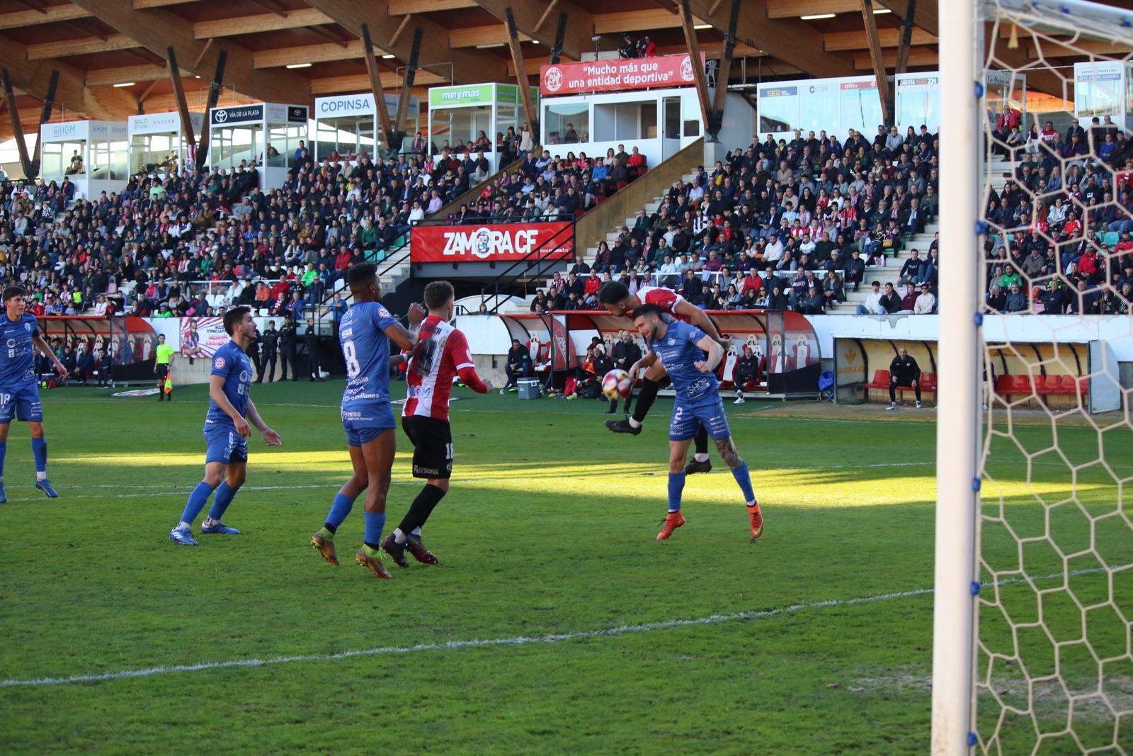 Lance de juego entre el Zamora y Ourense