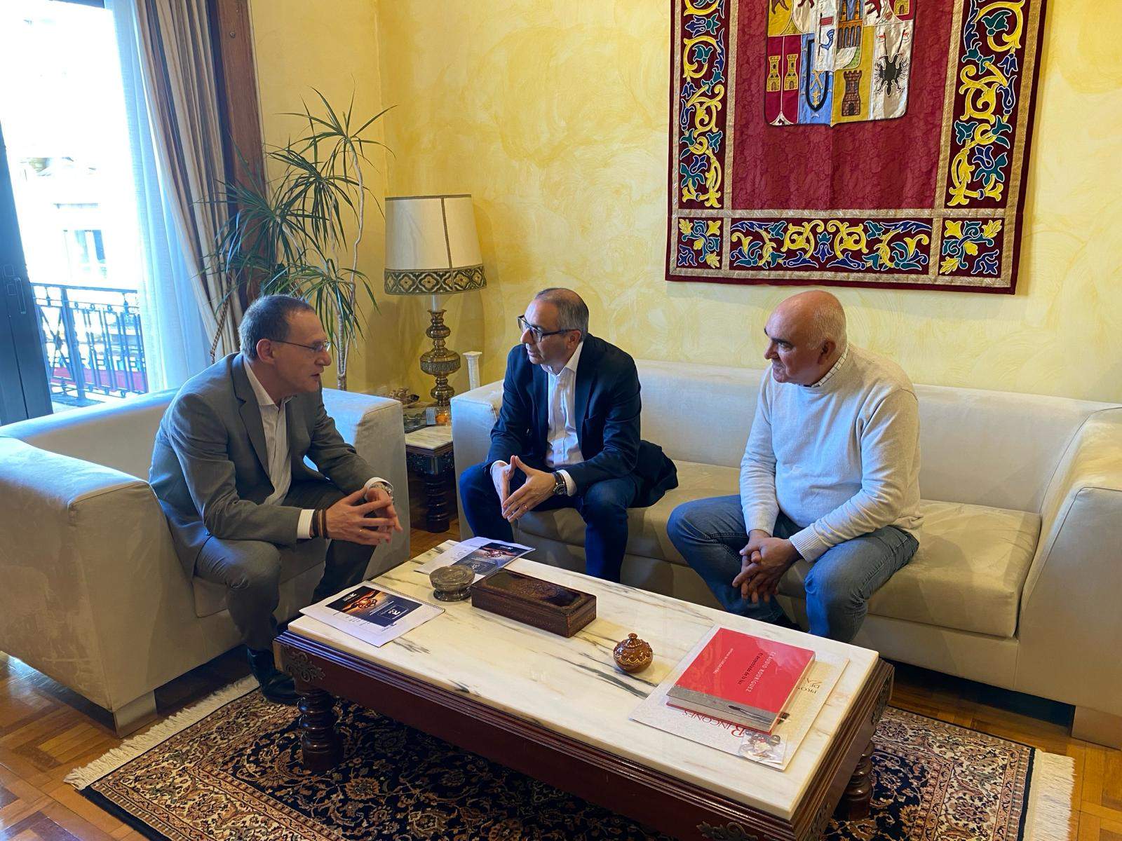 Reunión con el Colegio Oficial de Ingenieros Técnicos Industriales de Zamora. De izquierda a derecha: Ángel Blanco, José Luis Hernández y, José Simón Fuentes