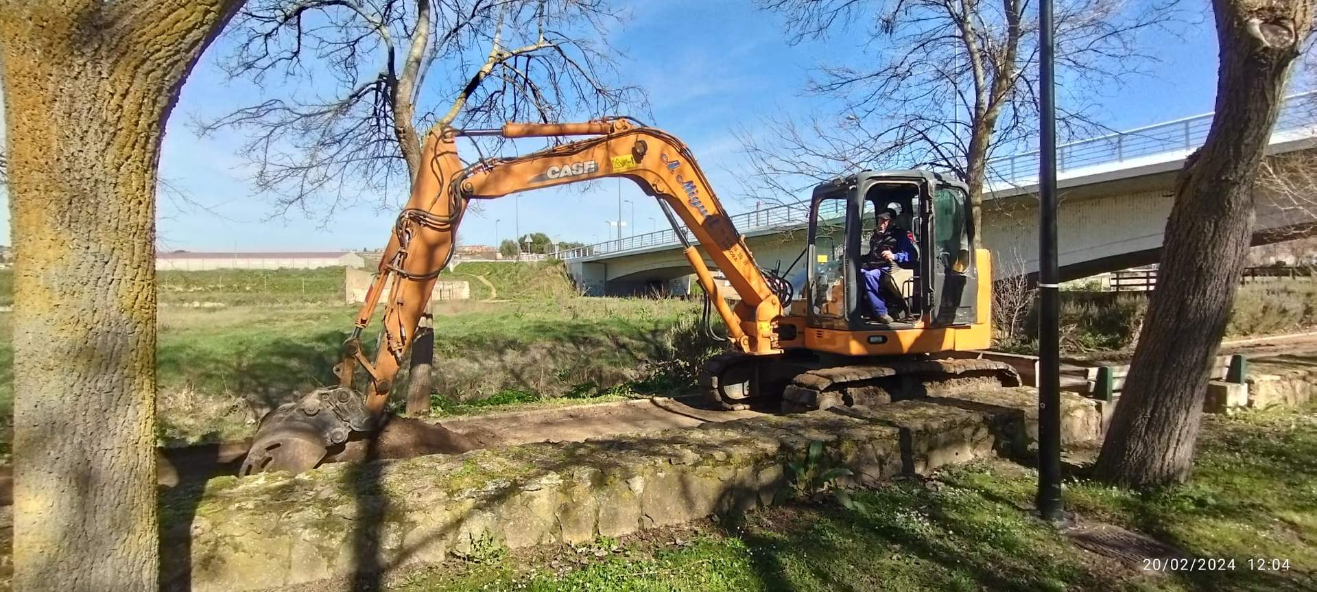 Comienzan los trabajos para adecentar los caminos peatonales de varios parques de Zamora 2