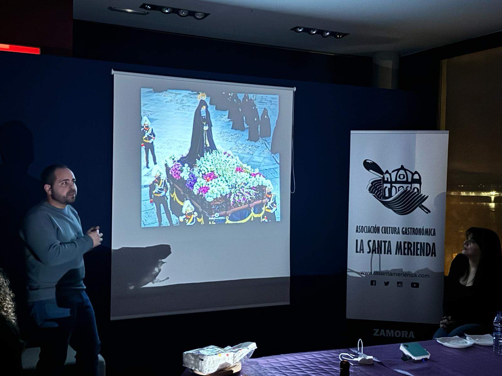 Participantes en la actividad "Flores y telas de Semana Santa" organizado pro La Santa Merienda