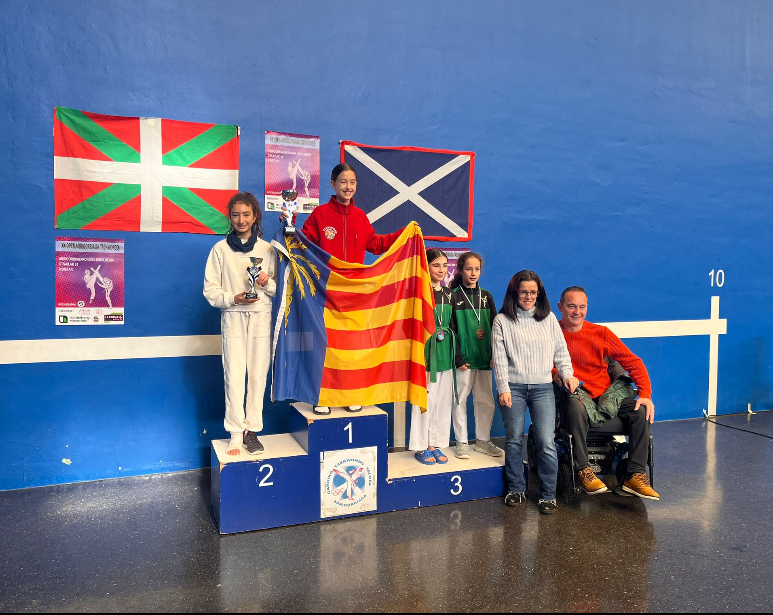 Ainhoa García con su trofeo como segunda clasificada en XX Open de Arrigorriaga.