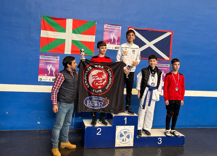 Rodrigo Martín con su medalla de bronce a la izquierda en Open de Arrigorriaga.