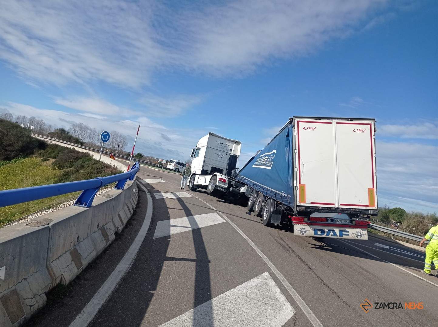 Camión con el remolque desenganchado en la rotonda de la CL- en Benavente dirección Zamora