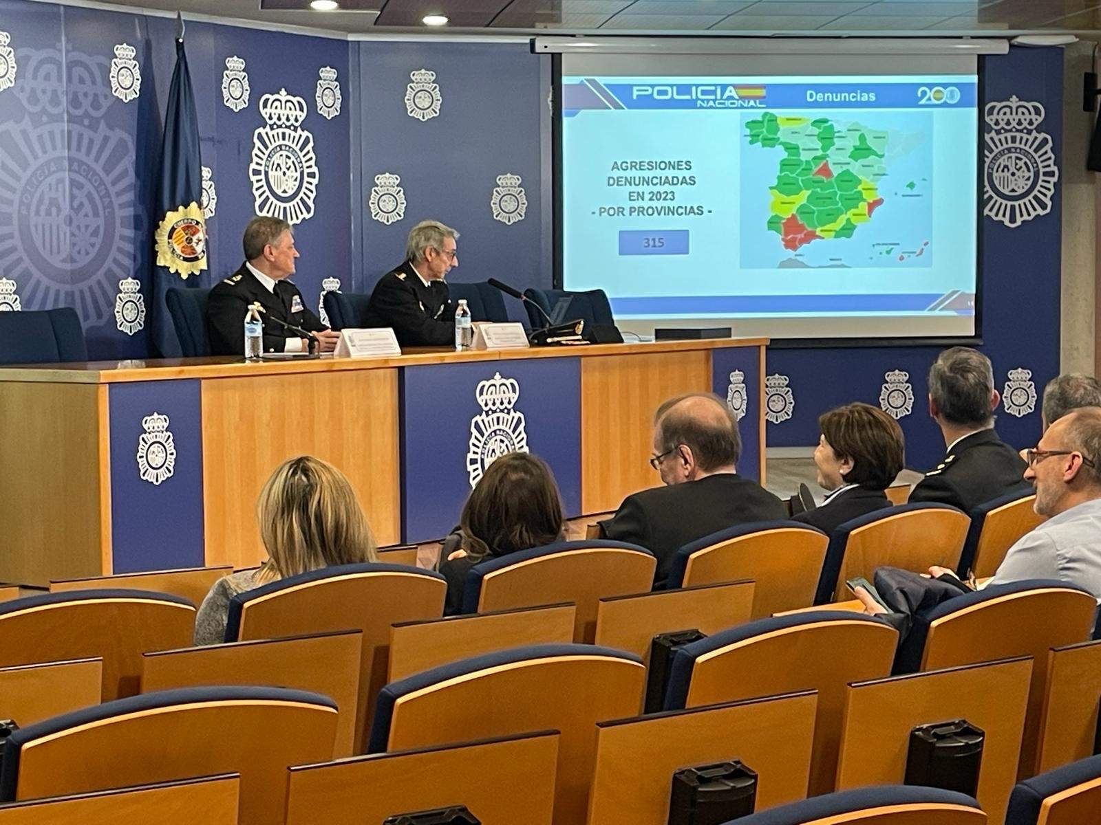 El Comisario General de Seguridad Ciudadana, Juan Carlos Castro Estévez; y el Interlocutor Policial Nacional Sanitario, Manuel Yanguas Menéndez durante la presentación del balance de agresiones a sanitarios