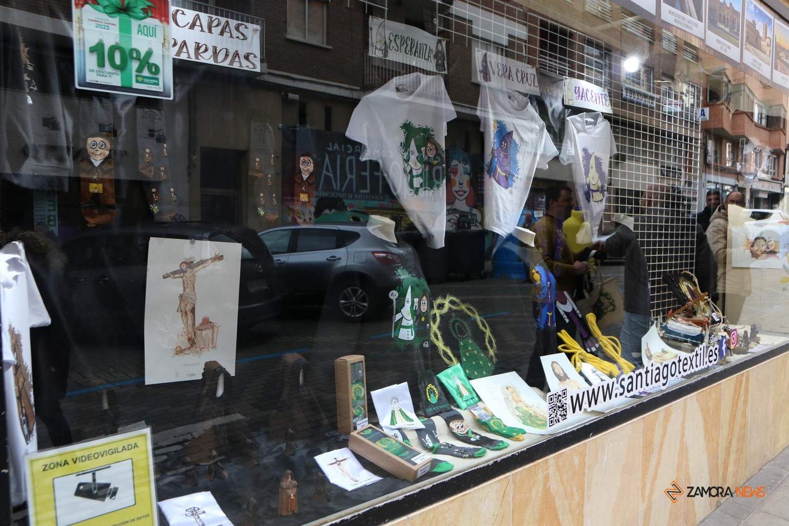 Nuevos modelos de camisetas y sudaderas diseñados por Pifa Montgomery para Santiago Textil