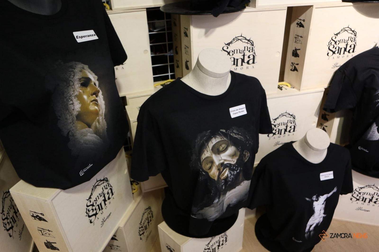 Línea de camisetas a partir de las instantáneas tomadas por el fotógrafo Paco González sobre la Semana Santa de Zamora