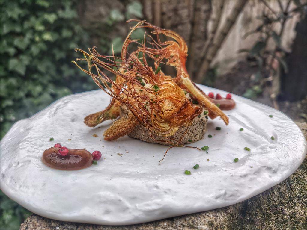 Uno de los platos servicios en el restaurante Cuzeo de Adrián Asensio. Fotografía: CEDIDA