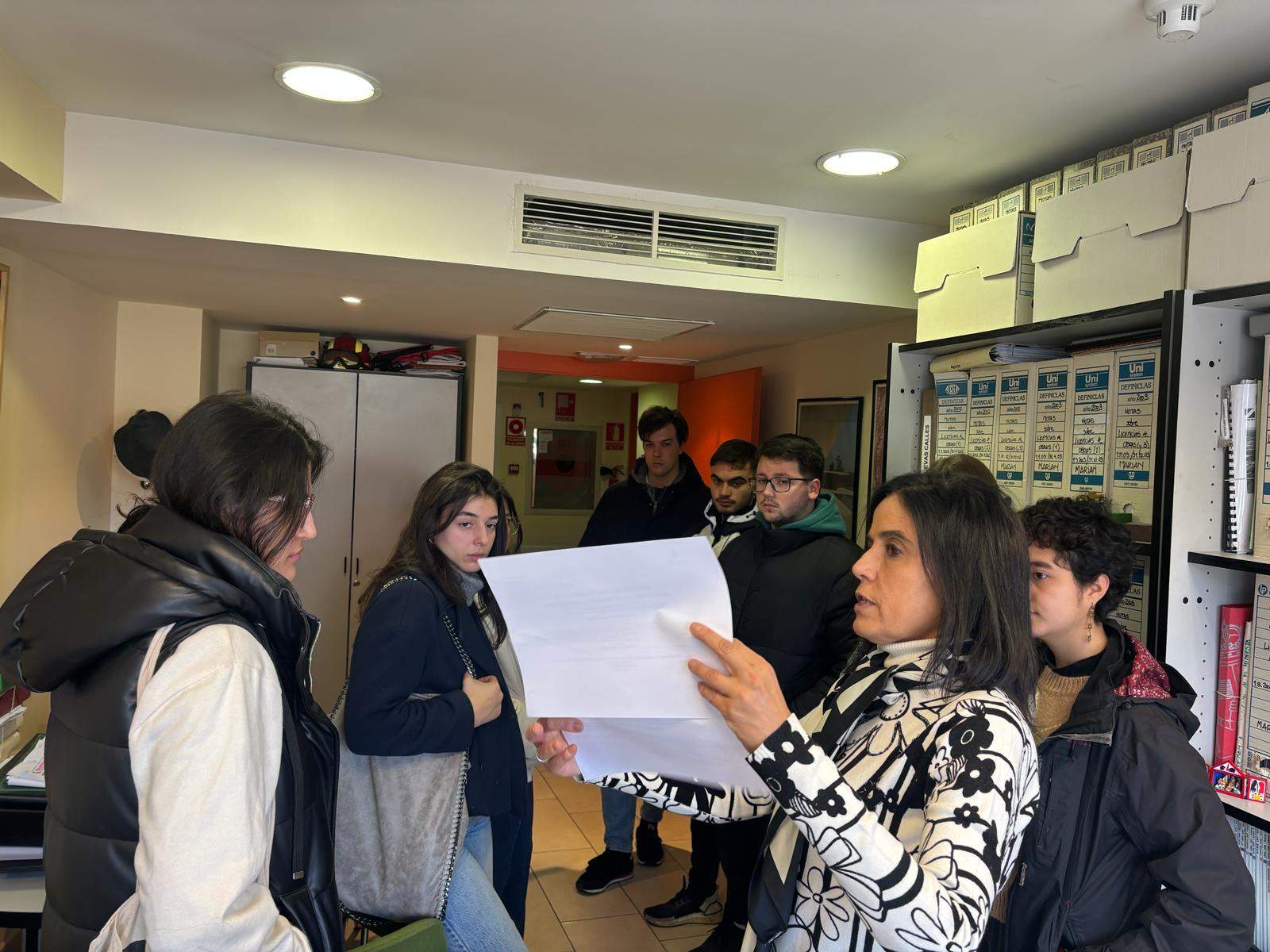 Estudiantes del tercer y cuarto curso del Grado de Arquitectura Técnica de la Escuela Politécnica Superior de Zamora visitaron esta mañana las dependencias municipales de la delegación de Urbanismo del Ayuntamiento
