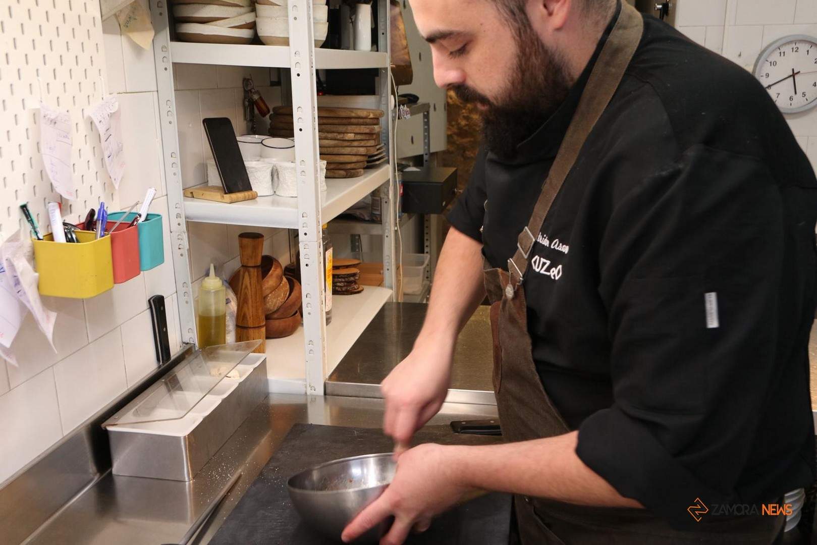 El chef zamorano Adrián Asensio trabajando en la cocina de su restaurante gastronómico Cuzeo. Fotografía: Marcos Vicente