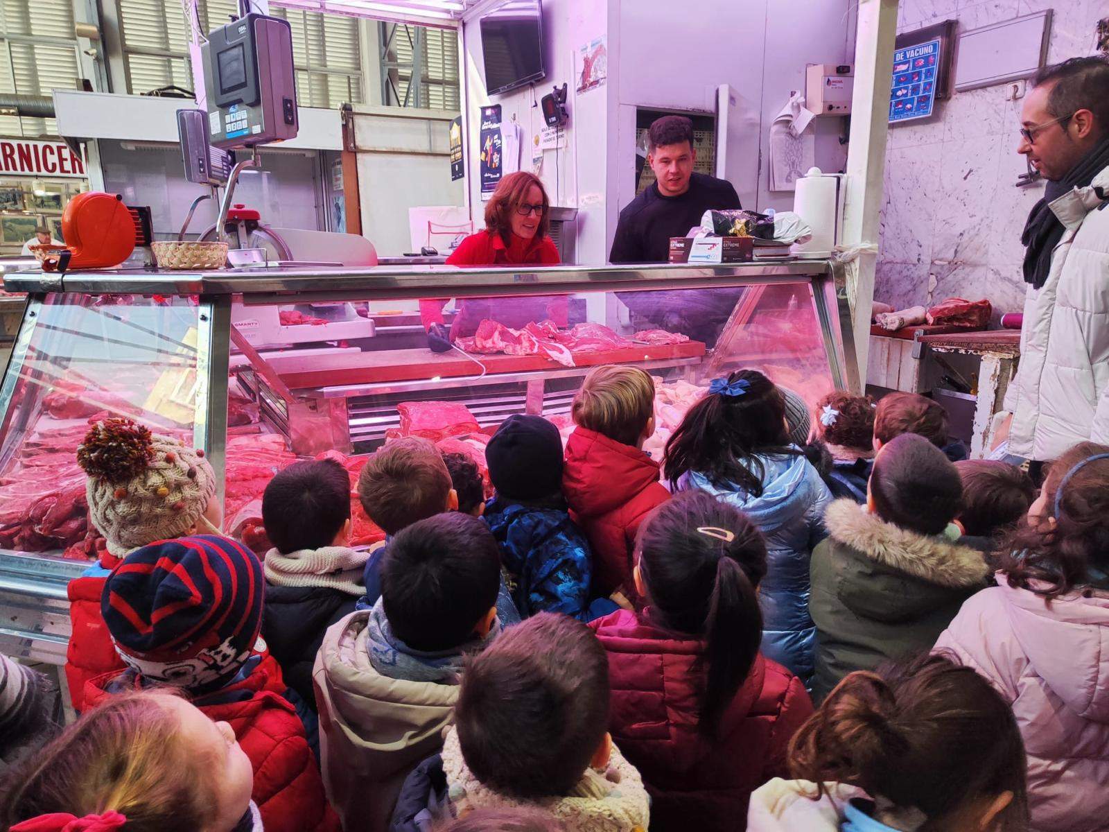 Alumnos del Colegio Corazón de Jesús disfrutan de una visita educativa al Mercado de Abastos de Zamora