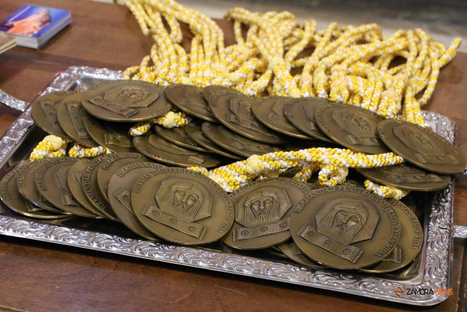 Imposición de medallas nuevas hermanos de Luz y Vida