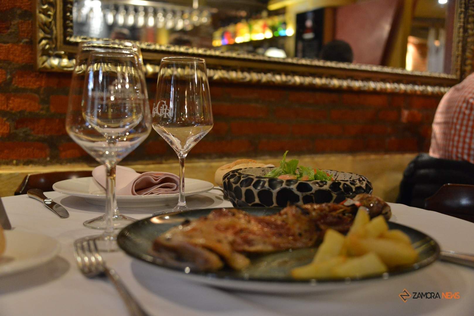 Cirpri con el plato de paletilla dentro del menú de las Jornadas del Lechazo