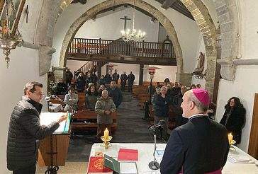 El obispo de Astorga Jesús Fernández en Otero de Bodas