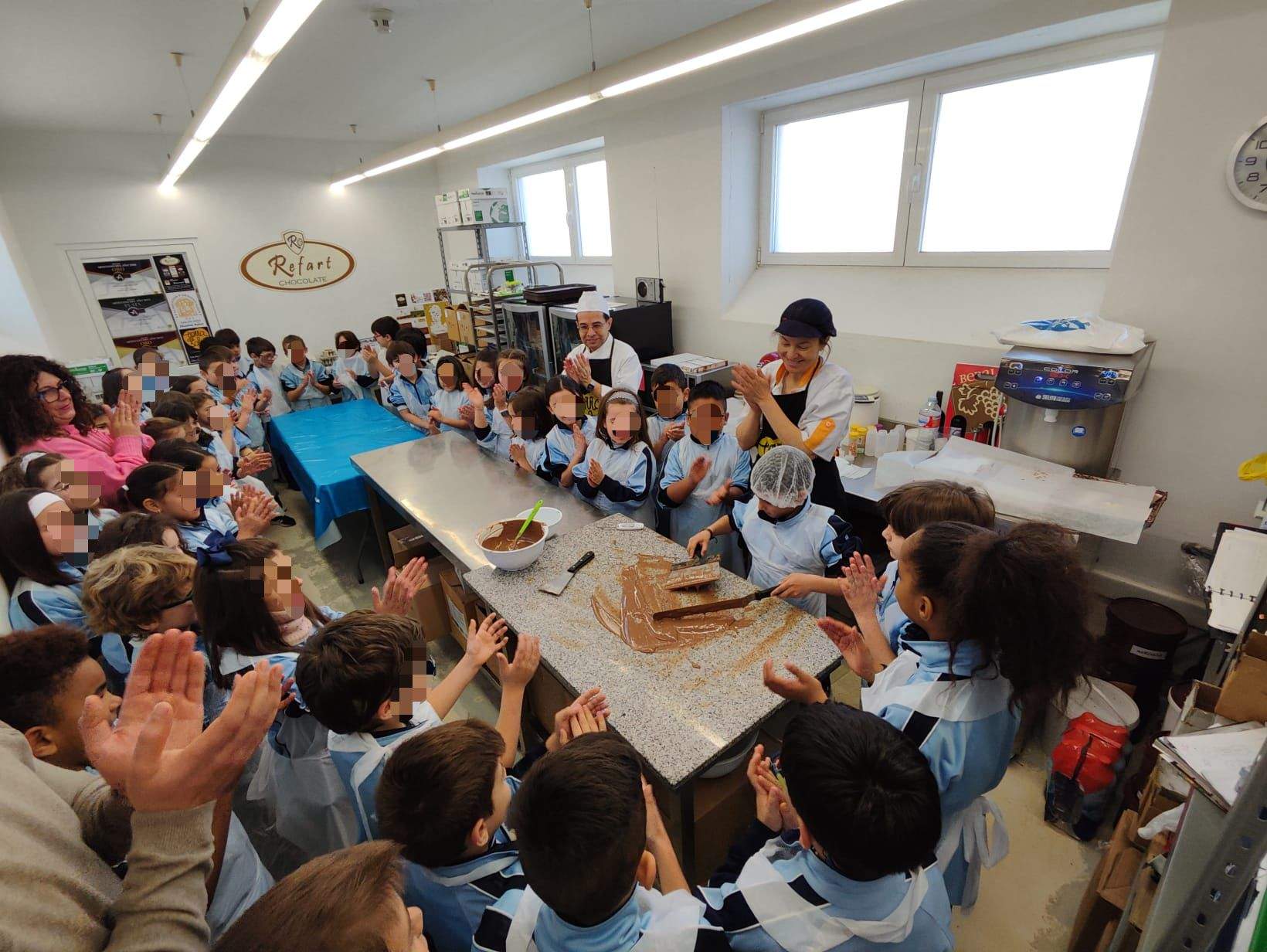 Visita de los alumnos del primer ciclo de Primaria de la Medalla Milagrosa al obrador de Chocolate Refart. Fotografía: CEDIDA